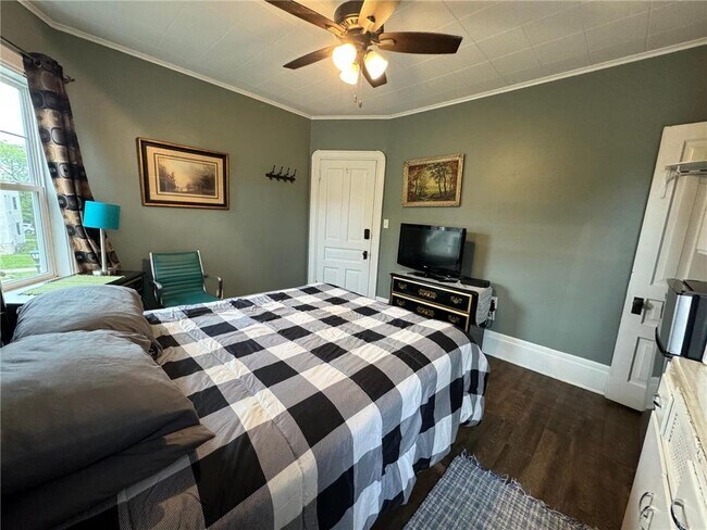 Building Photo - 1464 W Minnehaha Ave