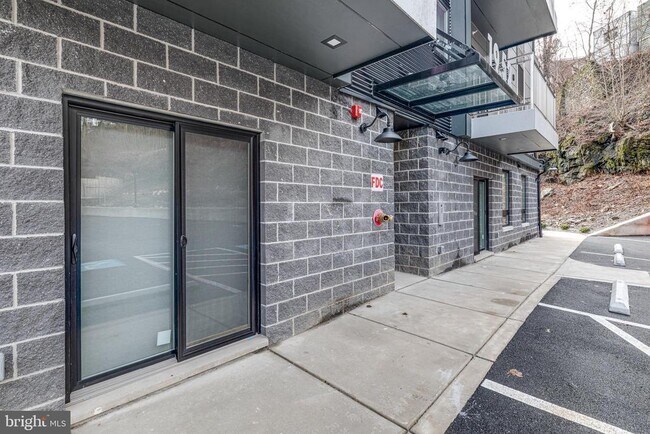 Building Photo - 1952 Bryn Mawr Ave