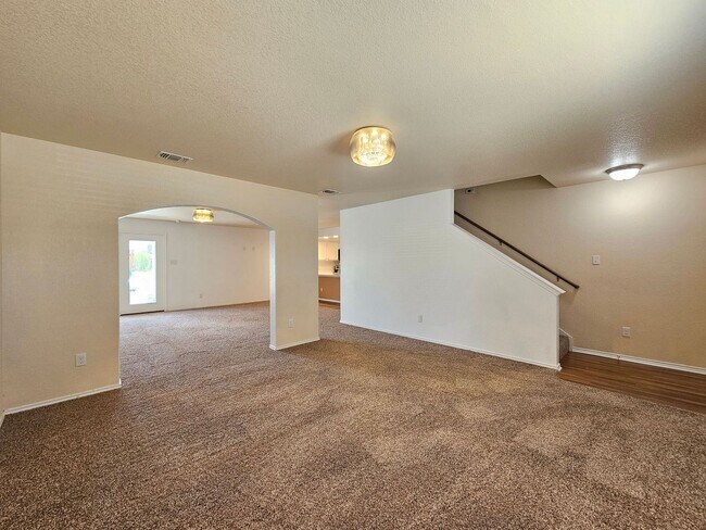 Building Photo - BRAND NEW FLOORING - AVAILABLE & MOVE-IN READY!