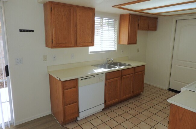 Building Photo - 3+2 Stylish, Move-In Ready Home with New Flooring and Fresh Interior