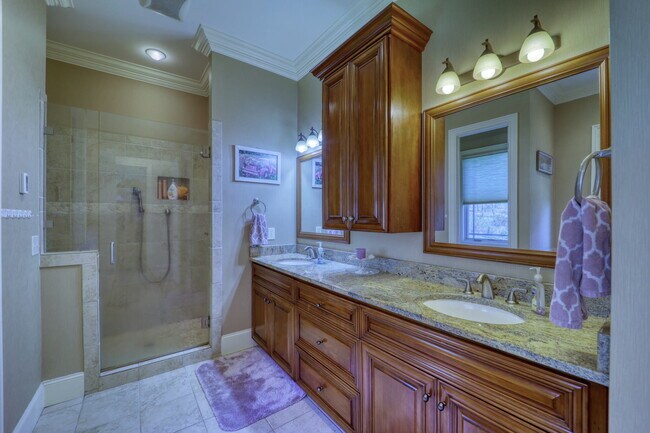 Building Photo - 137 N Ridge Ln