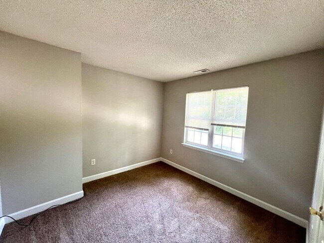 Building Photo - 824 Northwood Dr