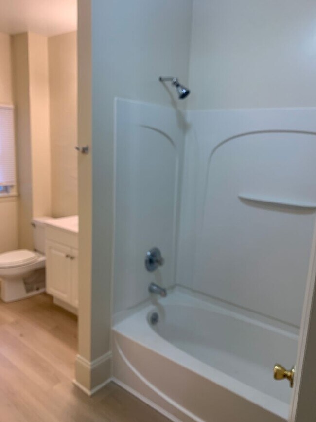 Building Photo - Semi-detached 3 bedroom 1 Bath House with Parking