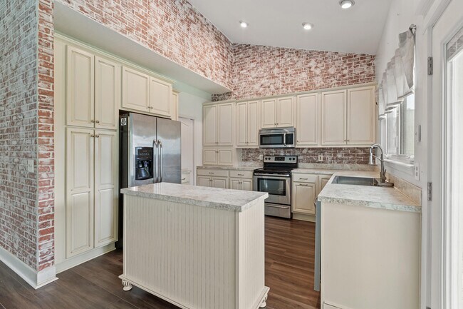 Building Photo - 800 Palomino Ln