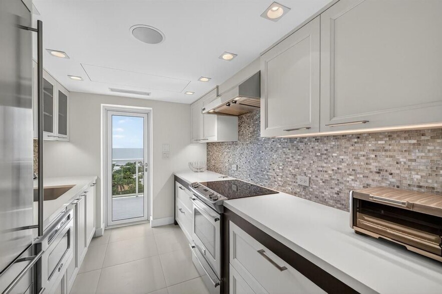 Building Photo - 2715 N Ocean Blvd