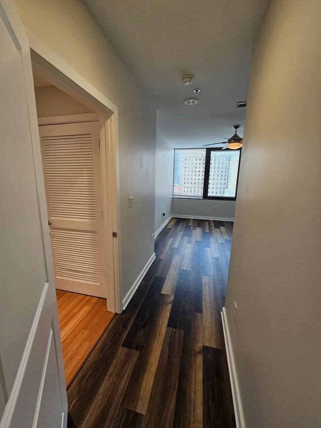 Building Photo - Downtown condo with roof top pool & concie...
