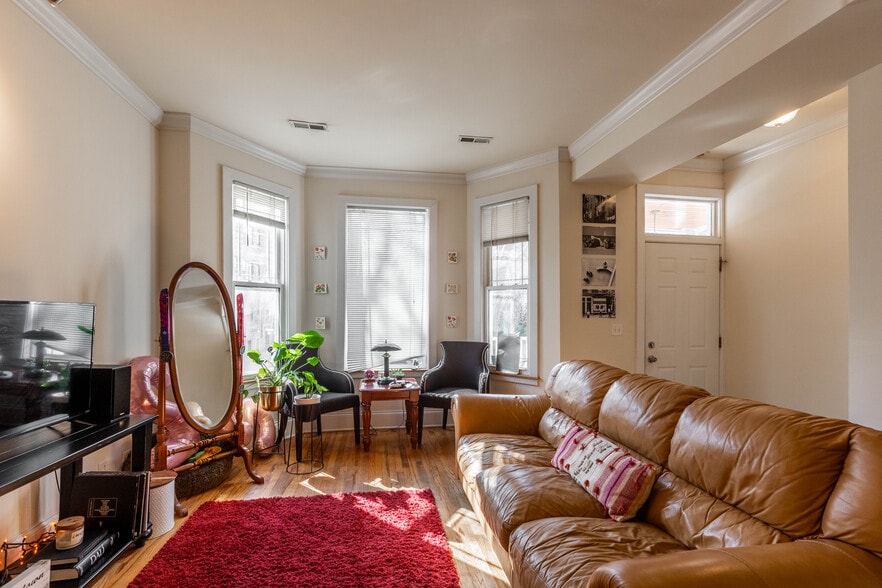 Building Photo - 1314 W Roscoe St