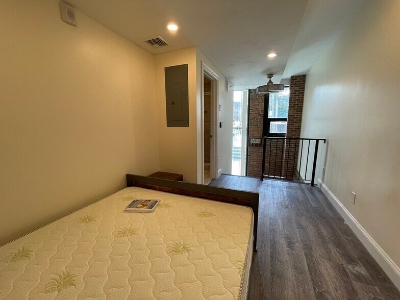 Building Photo - 1028 Commonwealth Ave