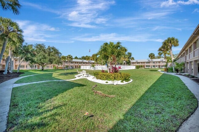 Building Photo - 650 Pinellas Point Dr S