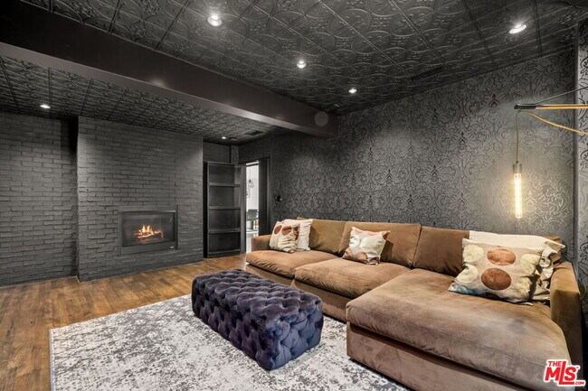 Building Photo - 28207 Laura La Plante Dr