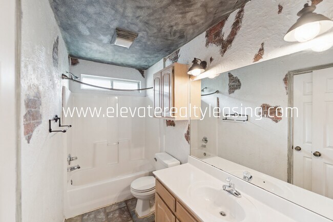 Building Photo - 1305 W Quincy St