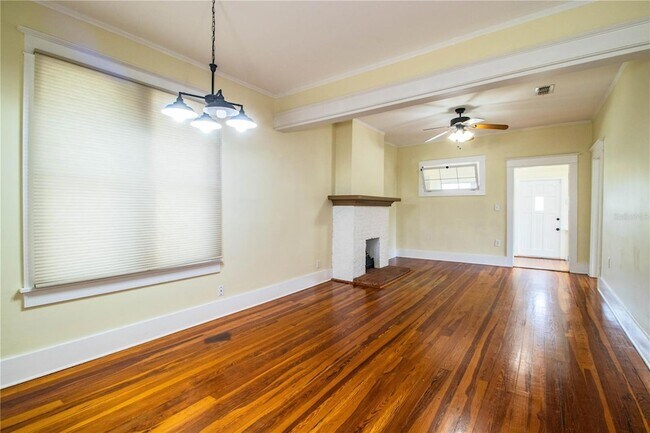 Building Photo - 412 E Tillman Ave
