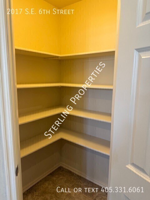 Building Photo - 2017 SE 6th St