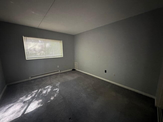 Building Photo - 49 Windsor Dr