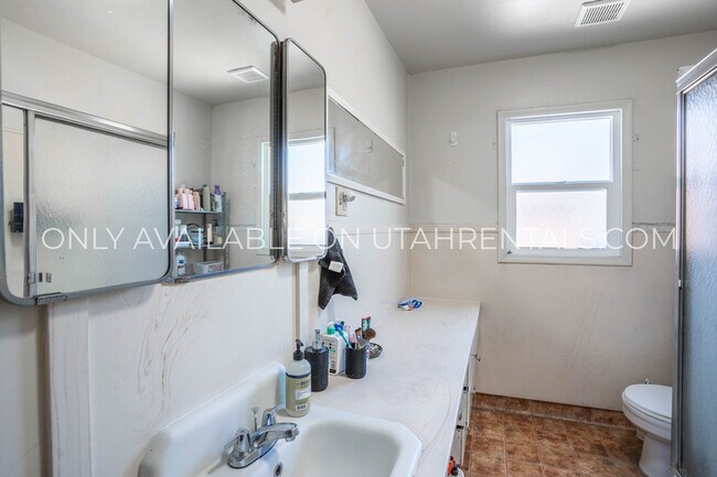 Building Photo - 545 E 400 N