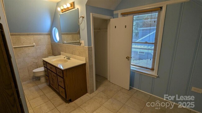 Building Photo - 1507 Woodland Dr