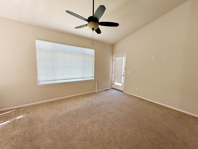 Building Photo - Bright, Spacious 2-Bedroom Home in Aurora with Room to Grow