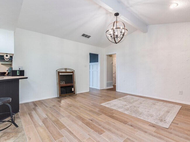 Building Photo - 903 Cliffside Dr