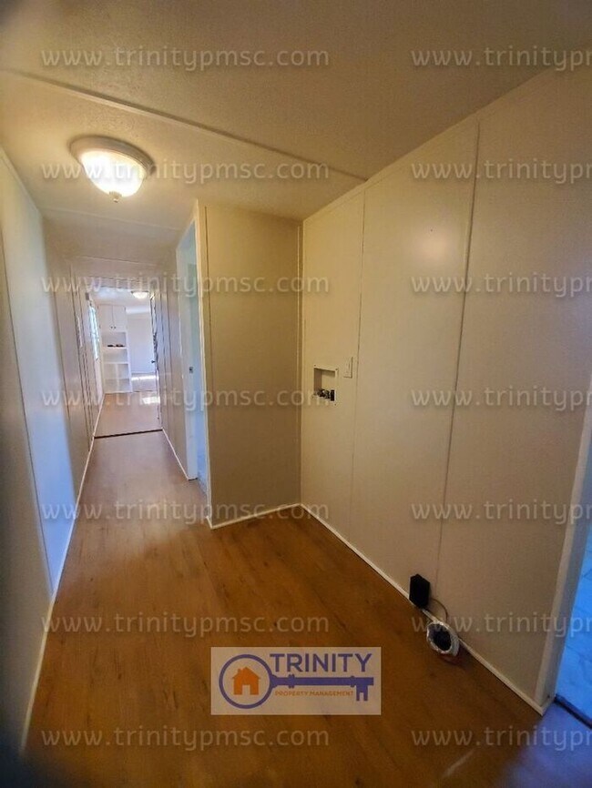 Building Photo - HUGE LOT! Pets welcome!