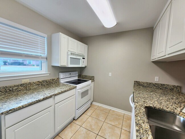 Building Photo - 2/2 Home in Lakeview Villas!