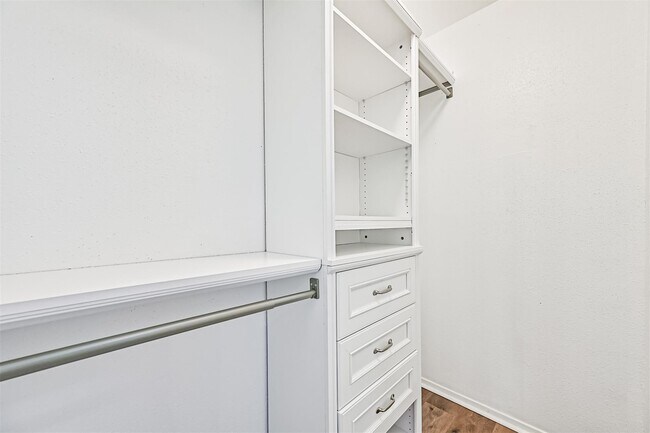 Building Photo - 1115 W Castlewood Ave