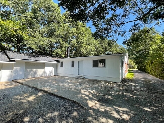 Building Photo - 2305 Hillwood Dr E