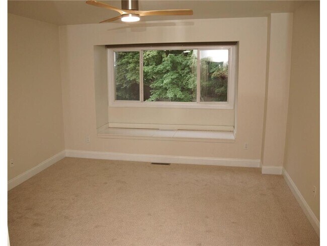 Building Photo - 330 Pondridge Cir
