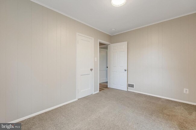 Building Photo - 304 Newfield Rd