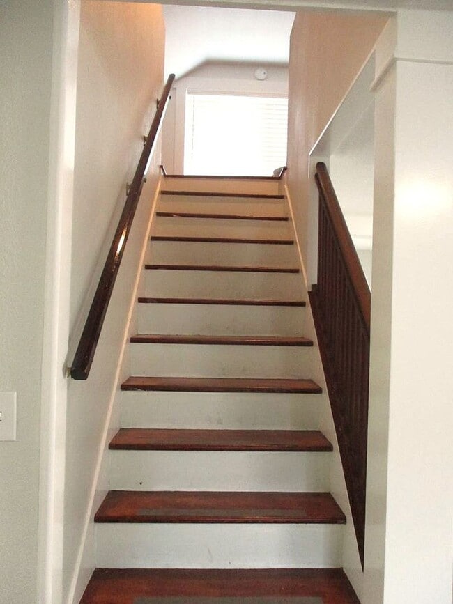 Building Photo - Charming 2 Bedroom, 1 Bathroom Home with P...