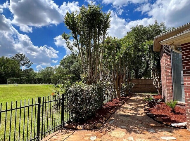 Building Photo - 16 Kelliwood Ct Cir