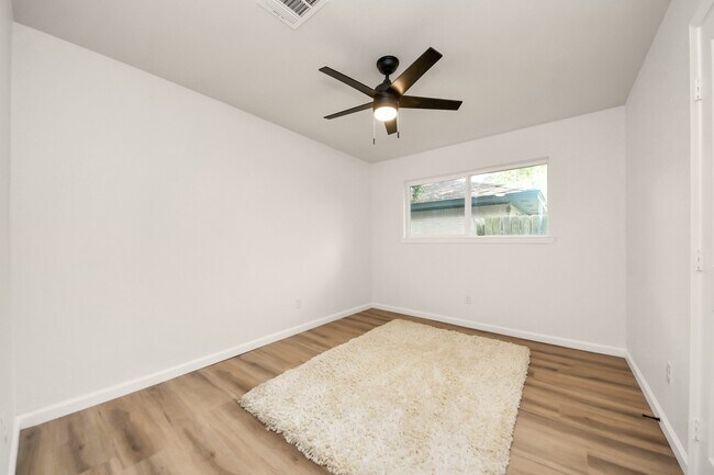 Building Photo - 2407 Crestdale Dr