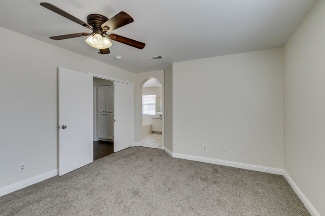 Building Photo - Charming 3 bedroom, 2.5 bathroom home near Summerlin