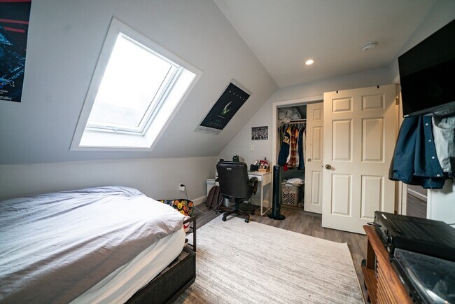 Building Photo - 137 Centre St