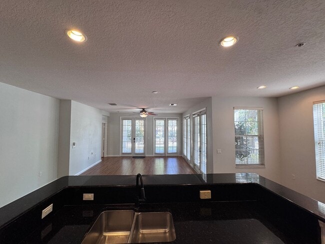 Building Photo - Bright and Inviting 3 bedroom, 2 Bath Condo in Desirable Baldwin Park