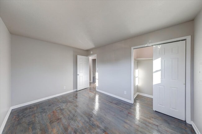 Building Photo - 1367 W Pruitt St