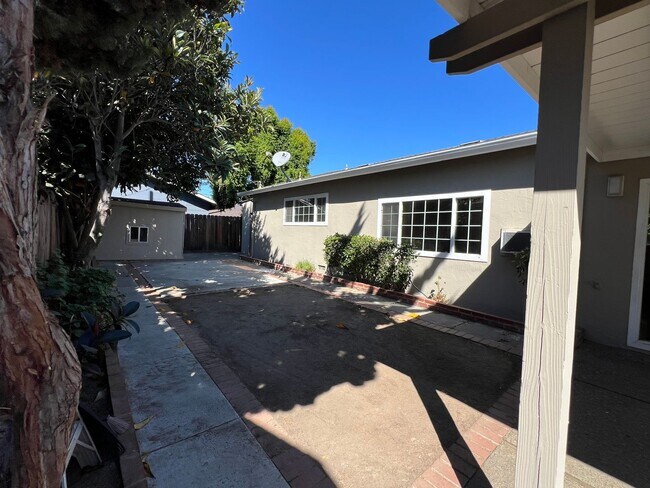 Building Photo - Blacow home for rent! $4000