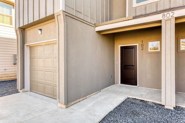 Building Photo - Brand New 3/2.5 Townhome