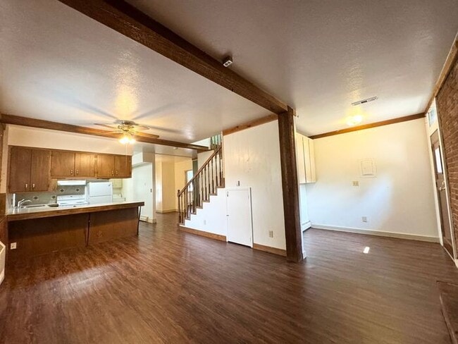 Building Photo - Beautiful 3 Bed 1.5 Bath Townhome in a Ren...