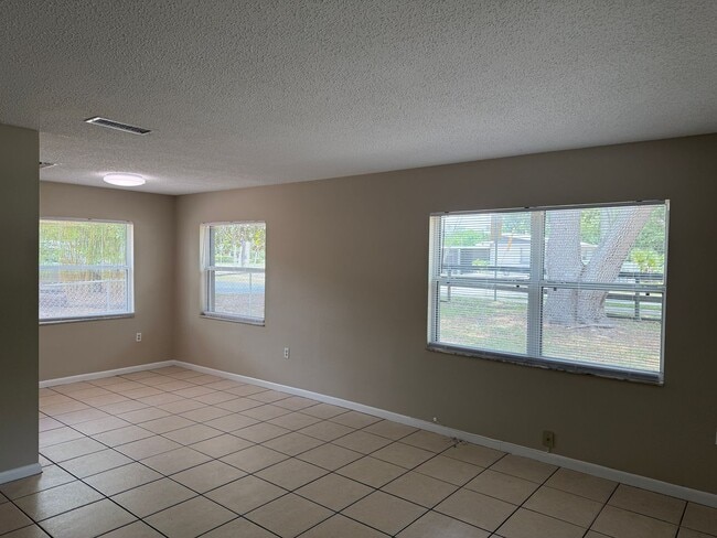 Building Photo - Leesburg Duplex