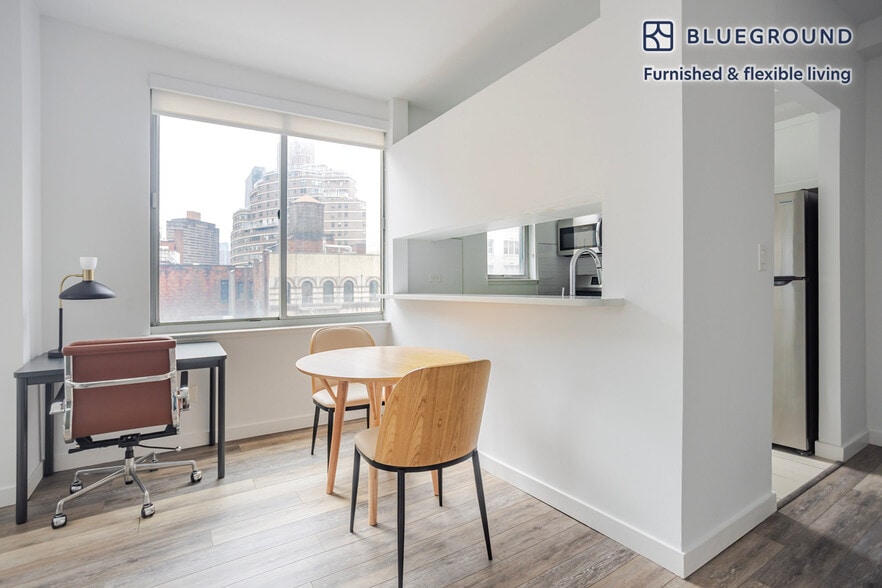 Building Photo - 556 3rd Ave