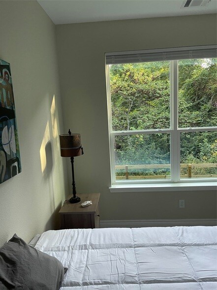 Building Photo - 11931 Lakeview Manor Dr