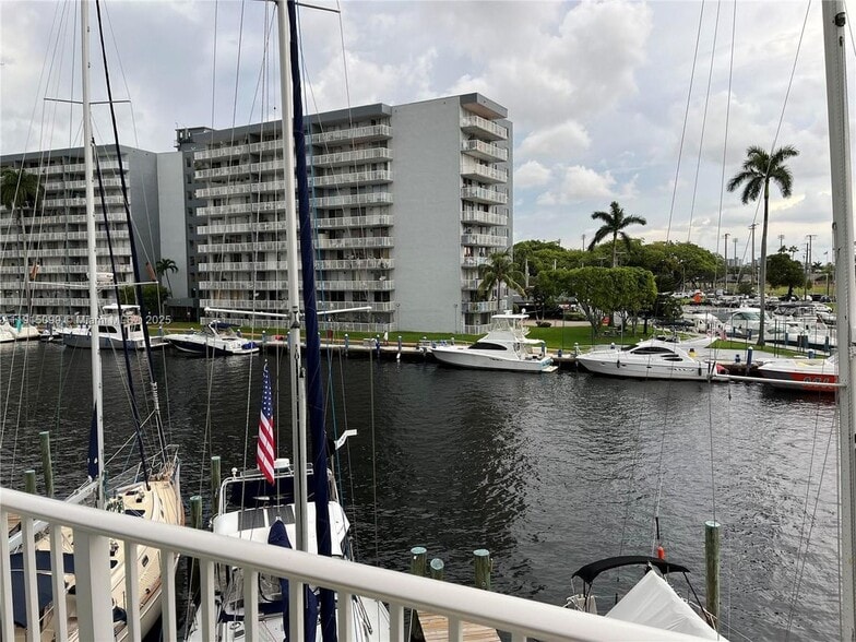 Primary Photo - 2415 NW 16th St Rd