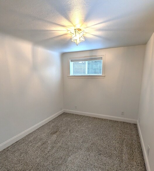 Building Photo - 1109 S Walnut St