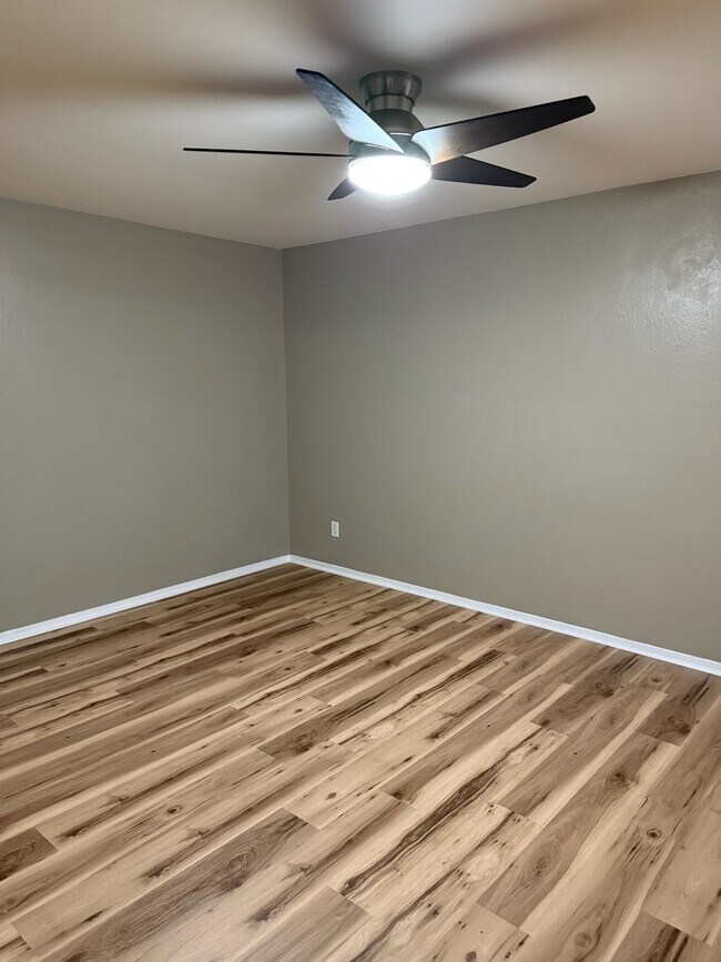 Master bedroom - 911 Fulton Ave