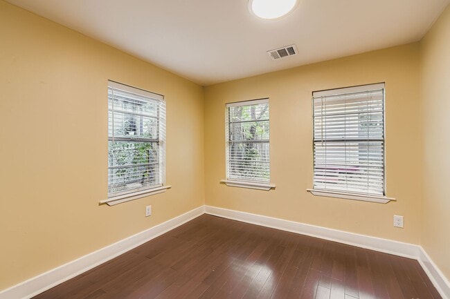 Building Photo - 1209 E 9th St