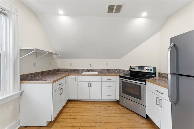 Building Photo - 132 S Angell St