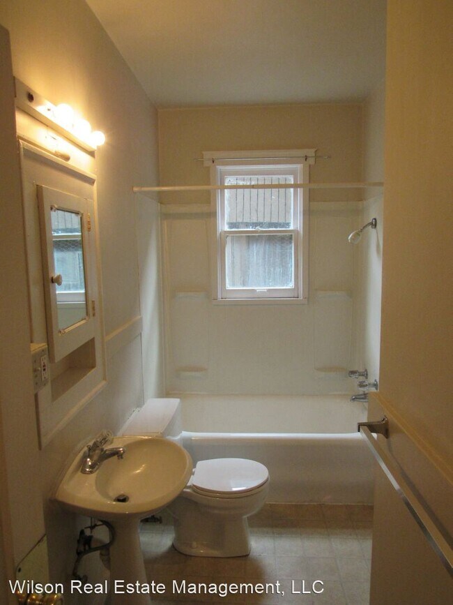 Building Photo - 1501 W Yakima Ave