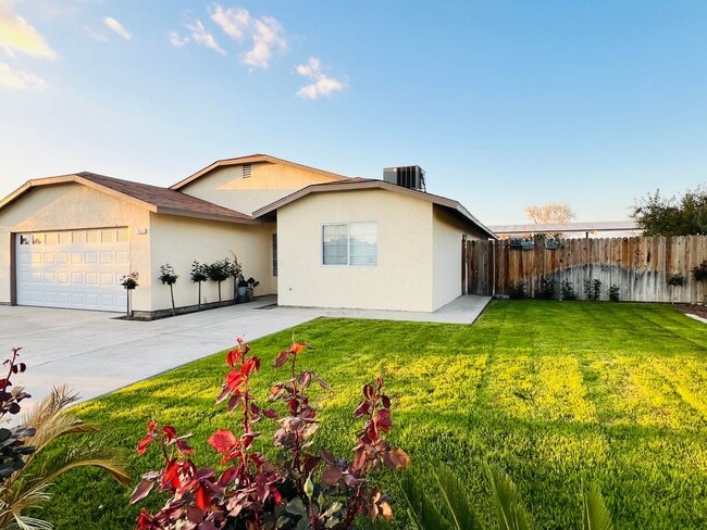 Building Photo - Large 4bd /2.75 Ba with a fenced front yard