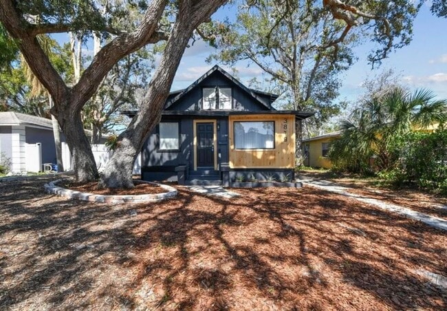 Building Photo - Housing Voucher Accepted: Charming 4-Bedro...
