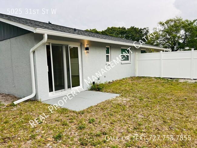 Building Photo - Completely remodeled 2 bed, 2 bath beautif...